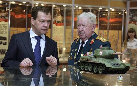 Dmitrij Medvedv chystá na 9. kvtna velkolepou oslavu. Na snímku s veteránem z Druhé svtové války.